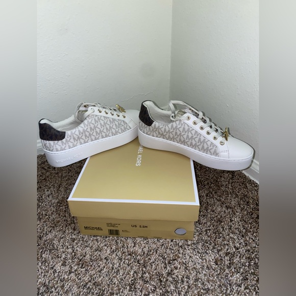 Poppy Color-Block Logo Sneaker - Picture 3 of 6